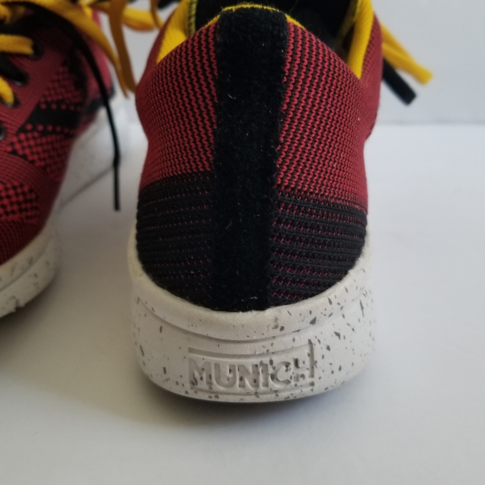 Munich Red Low Top Big Kids Sneakers Size 39 UK 6 US 6.5 - Picture 6 of 9